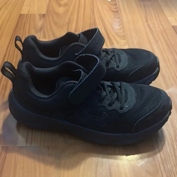 Under Armour Black Athletic Shoes Low-Top Design - Picture 2 of 4